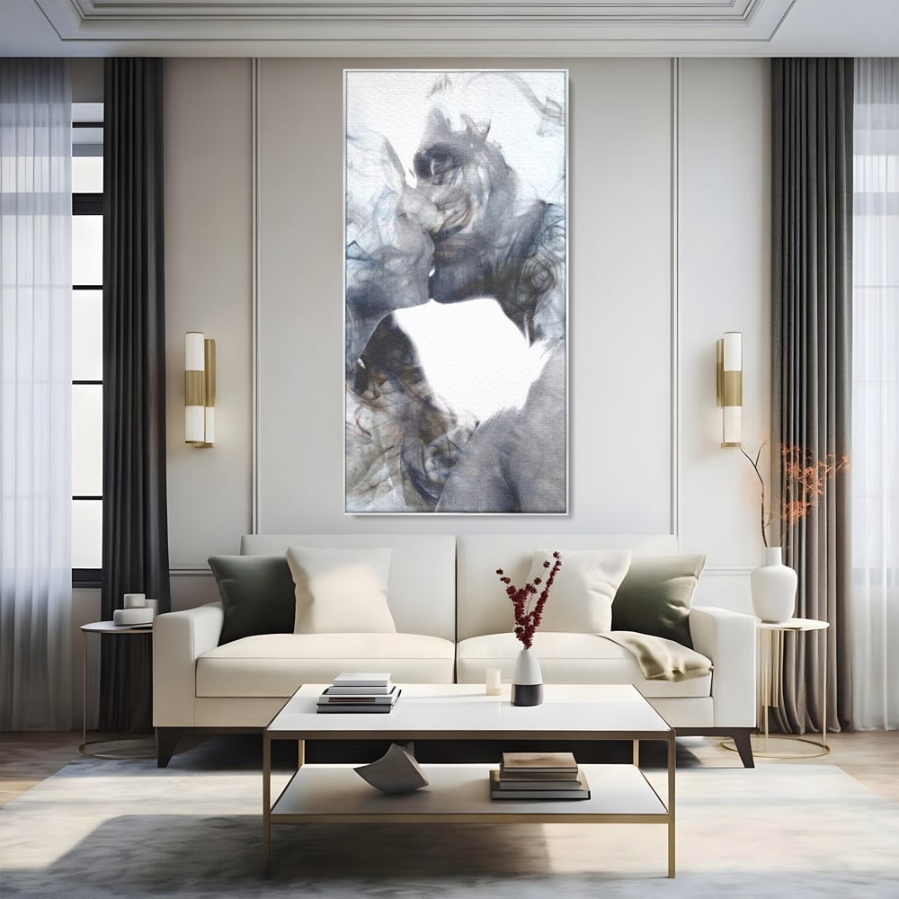 Tablou canvas cu tablou canvas cu siluete in fum, in rama de aluminiu argintiu, pe perete intr-un living